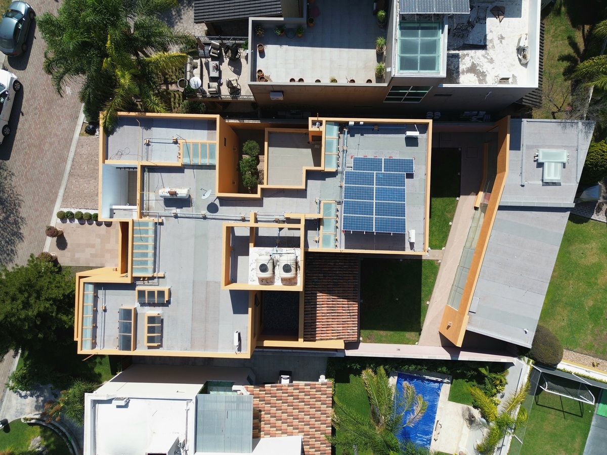 32 of 37: Azotea con Paneles Solares