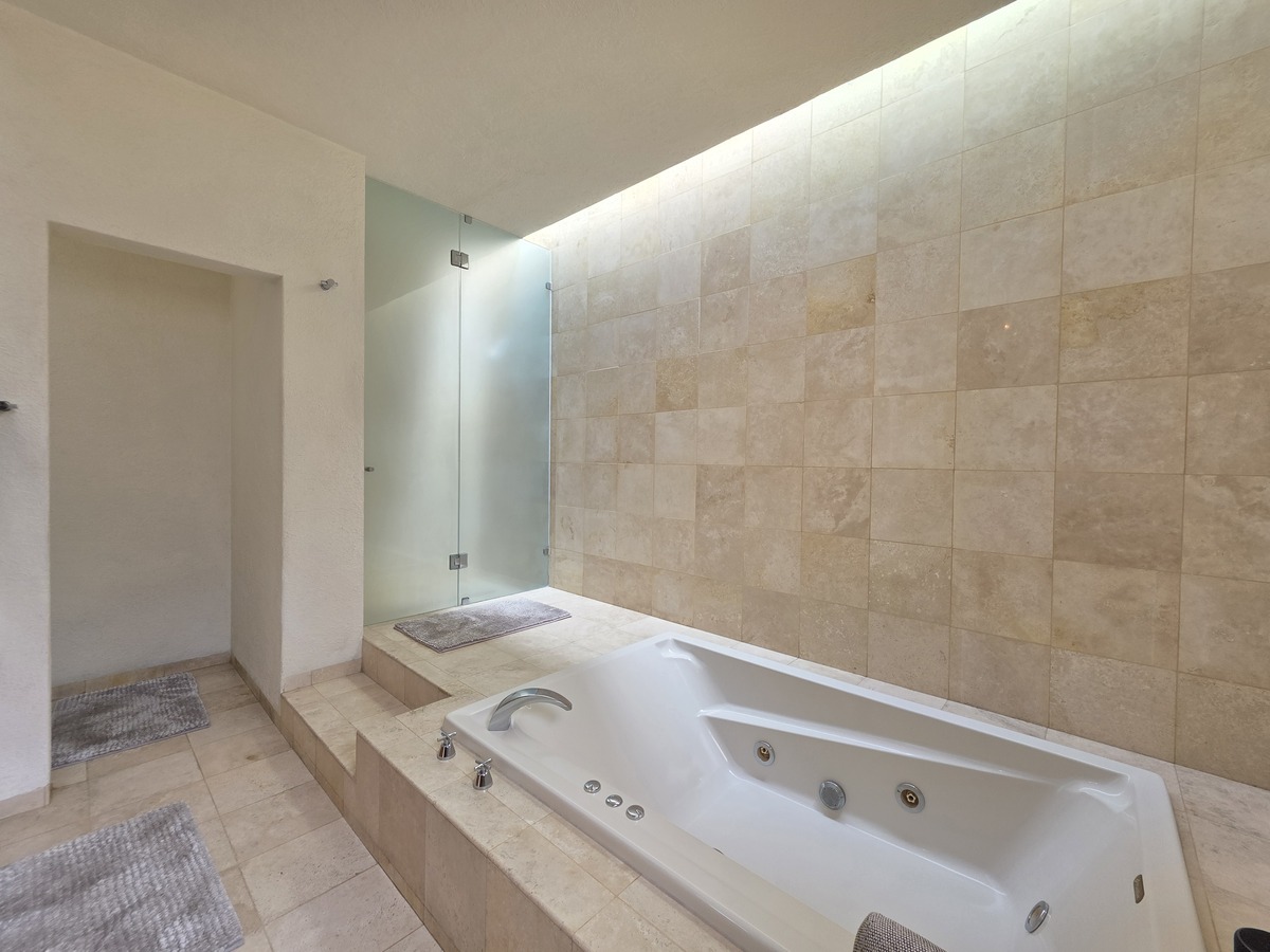 21 of 37: Jacuzzi Recamara Principal