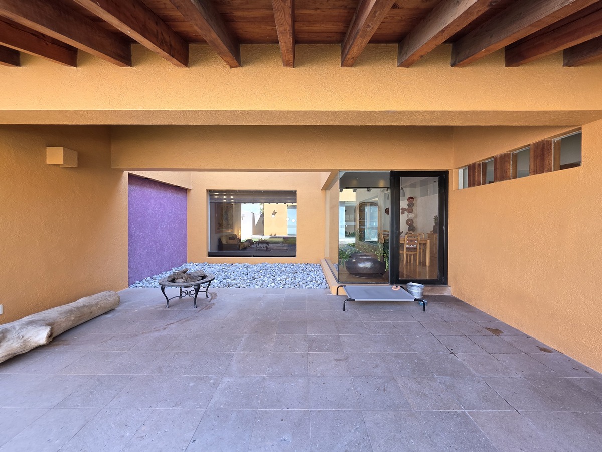 24 of 37: Patio y Fuente