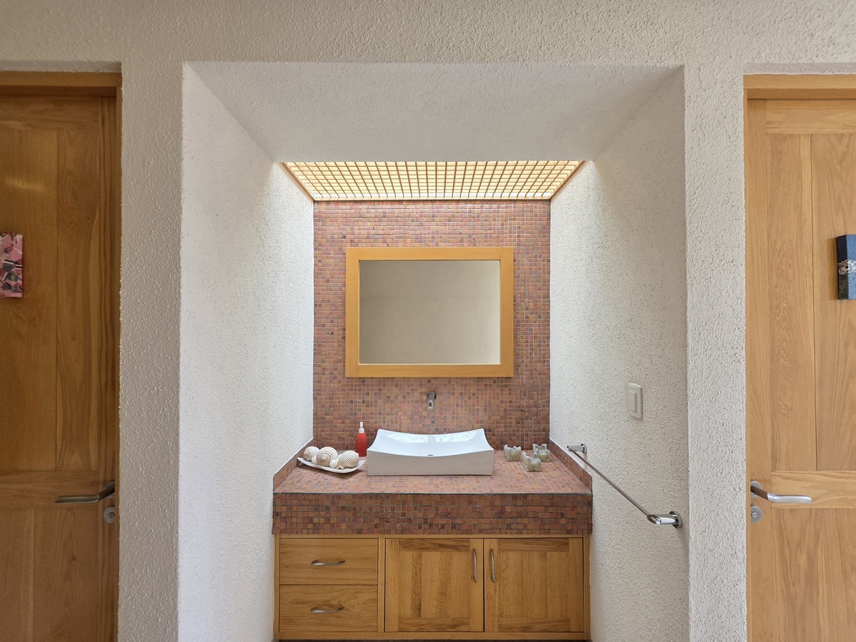 26 of 37: Baño de Salón de Juegos