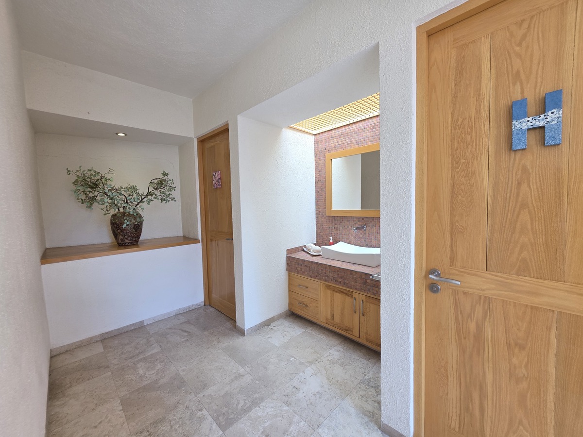 27 of 37: Baños Salón de Juegos