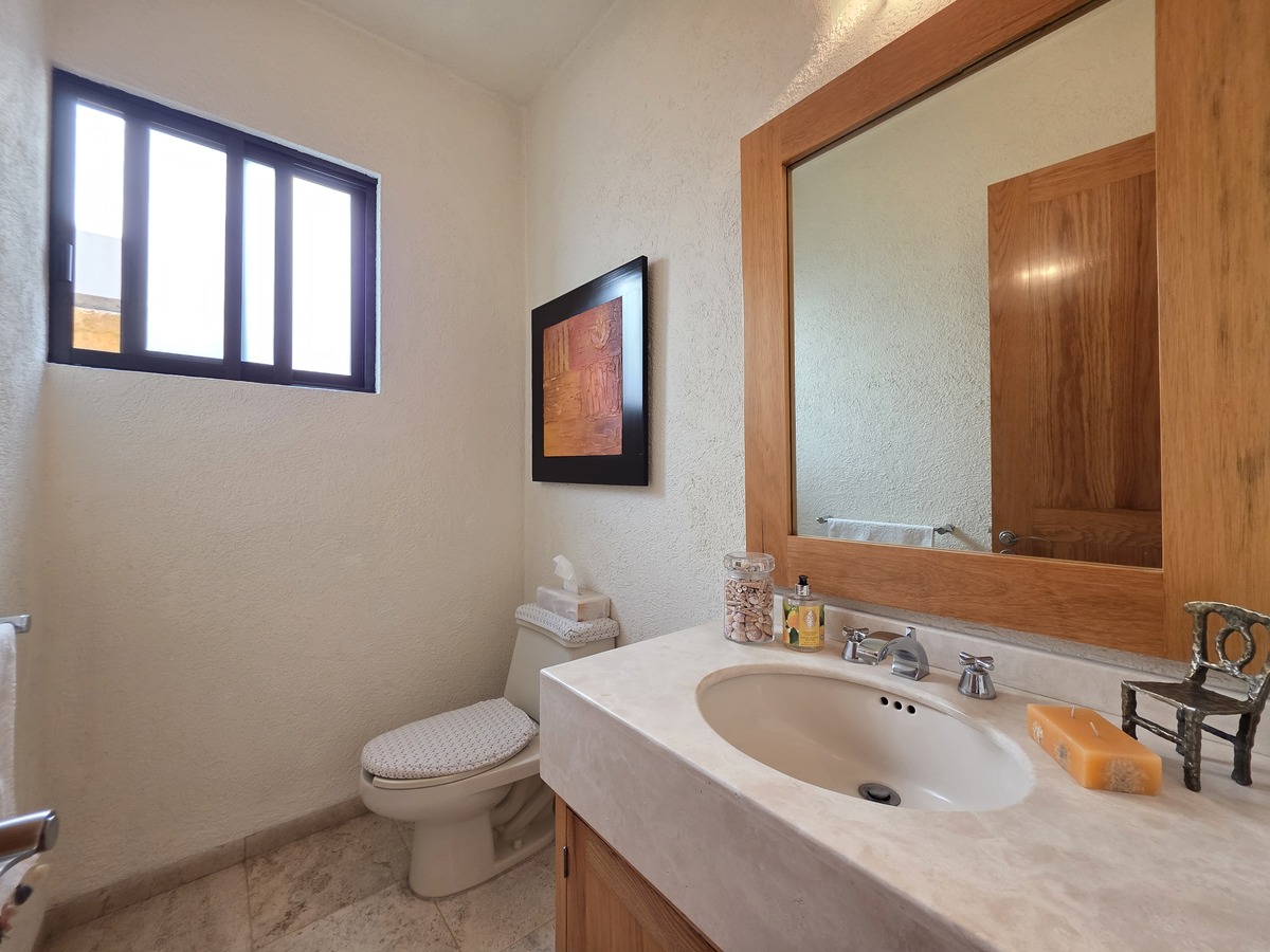 33 of 37: Baño Visitas