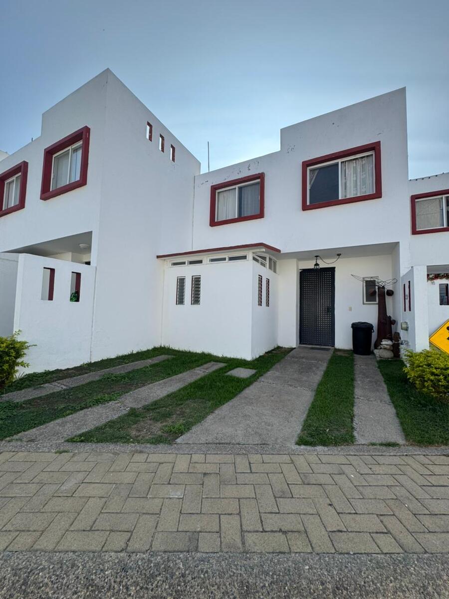 2 of 18: FACHADA PRINCIPAL