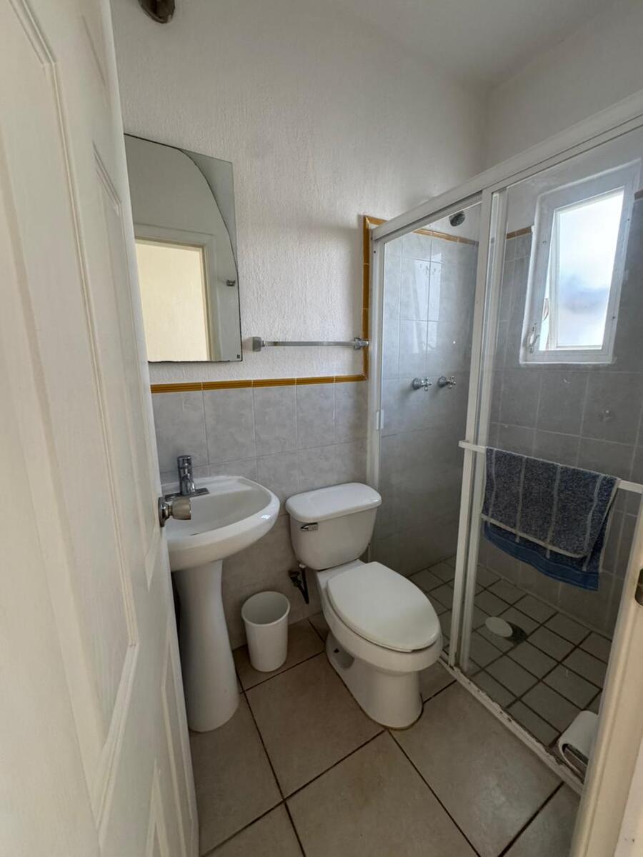 6 of 18: MEDIO BAÑO