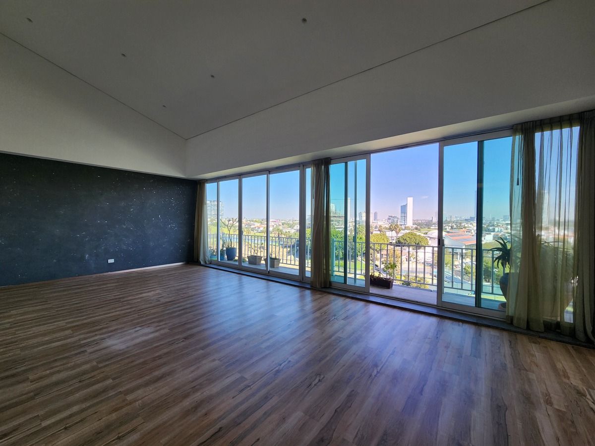 2 of 19: Sala-comedor