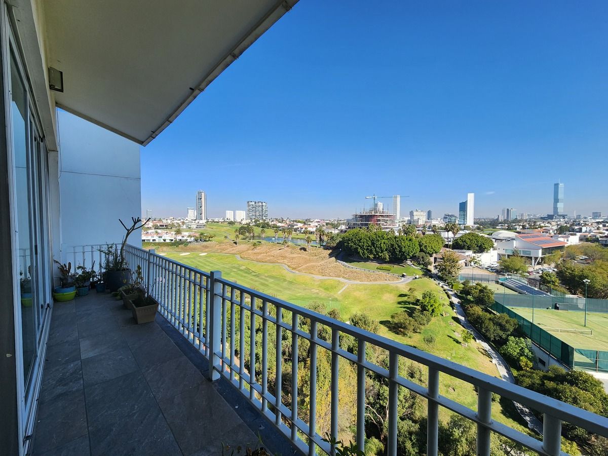 4 of 19: Balcón con vista al campo de golf