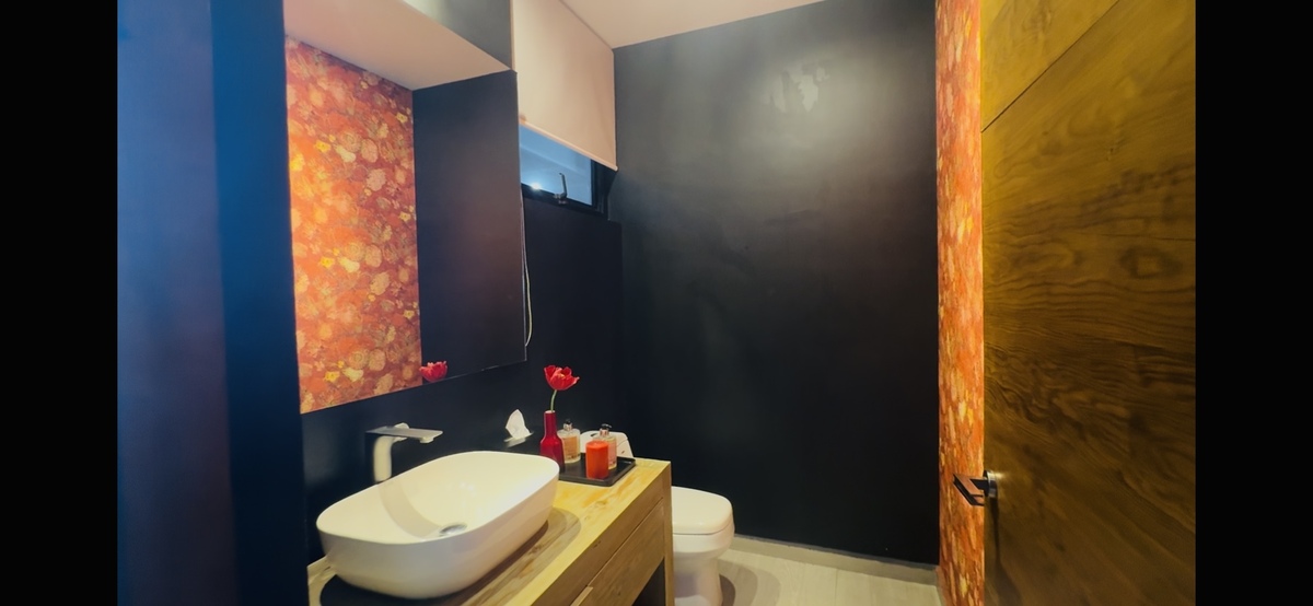 9 of 19: Medio baño