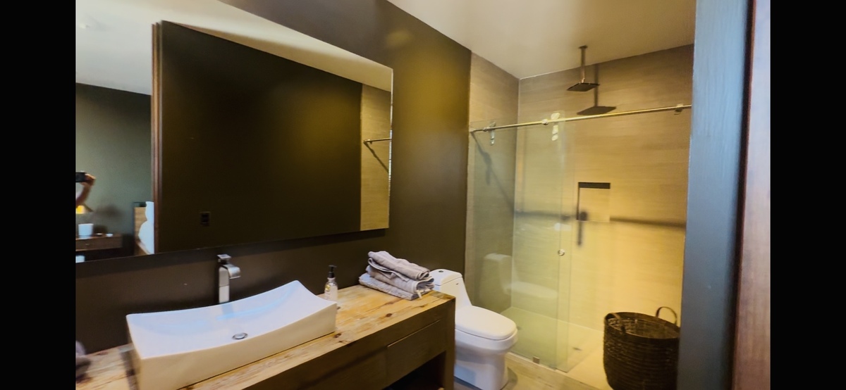 14 of 19: Baño secundario