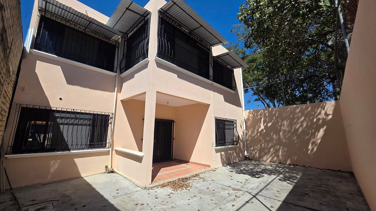 8 de 27: PATIO TRASERO