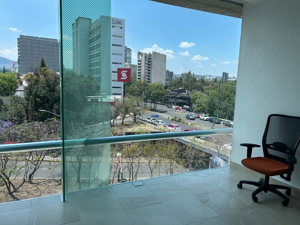 2 de 7: oficina con vista al exterior