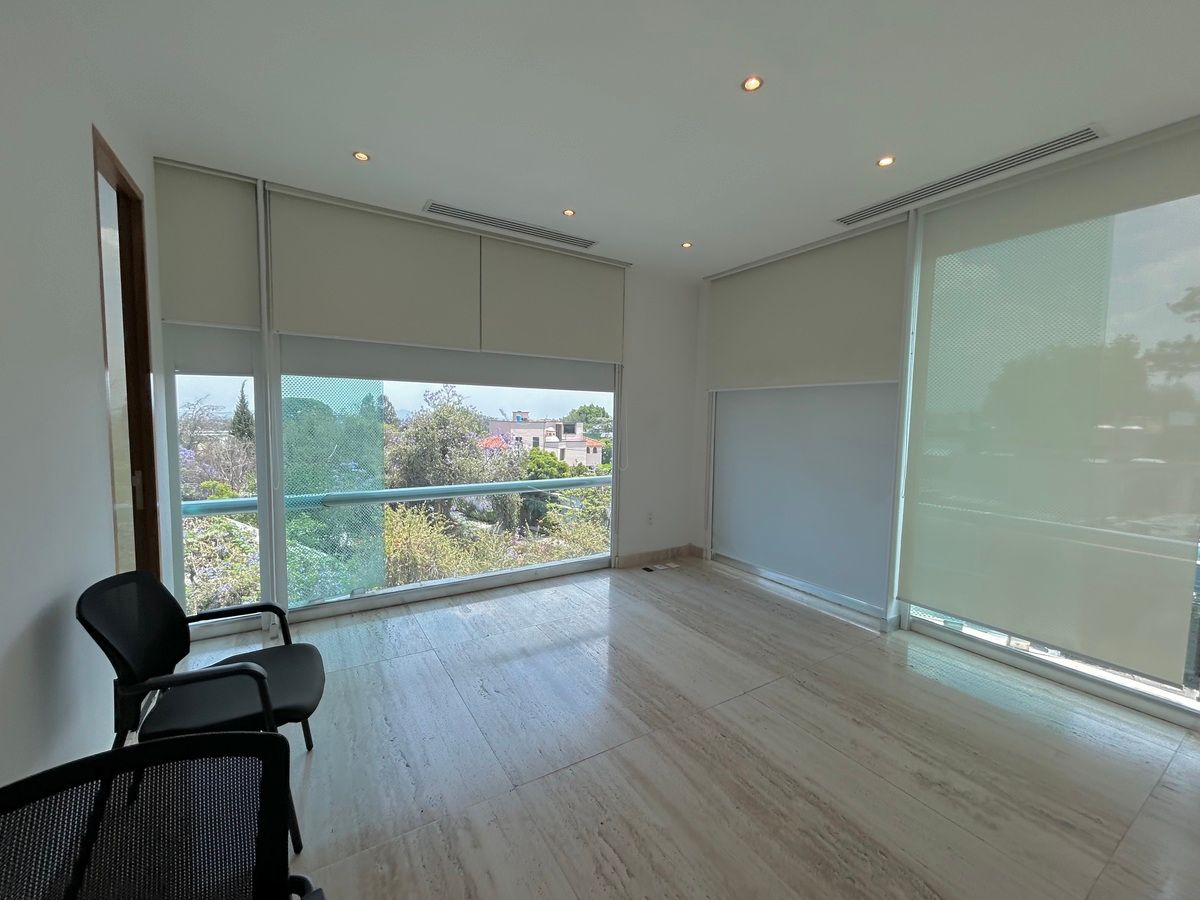 1 de 7: oficina con grandes ventanas y vista al exterior