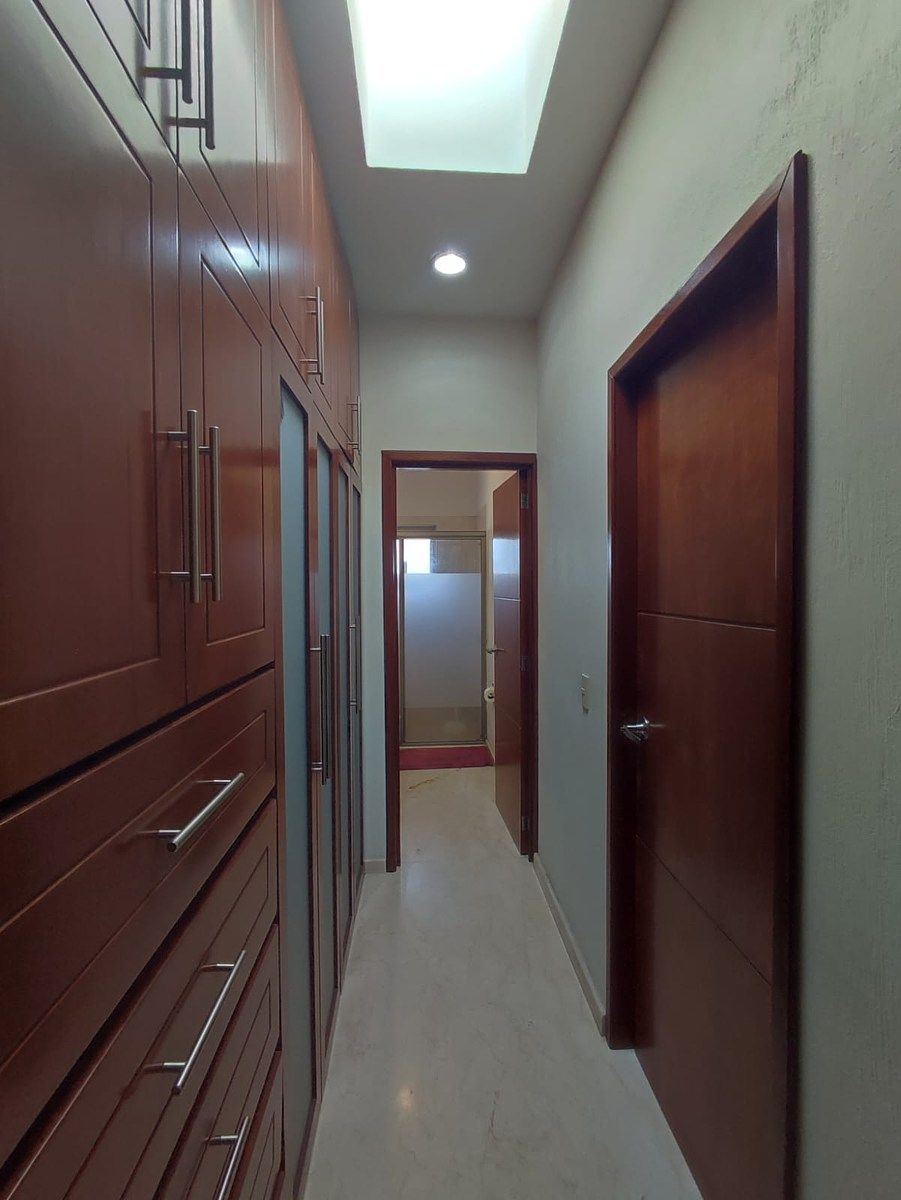 28 of 29: walk-in closet recamara secundaria uno