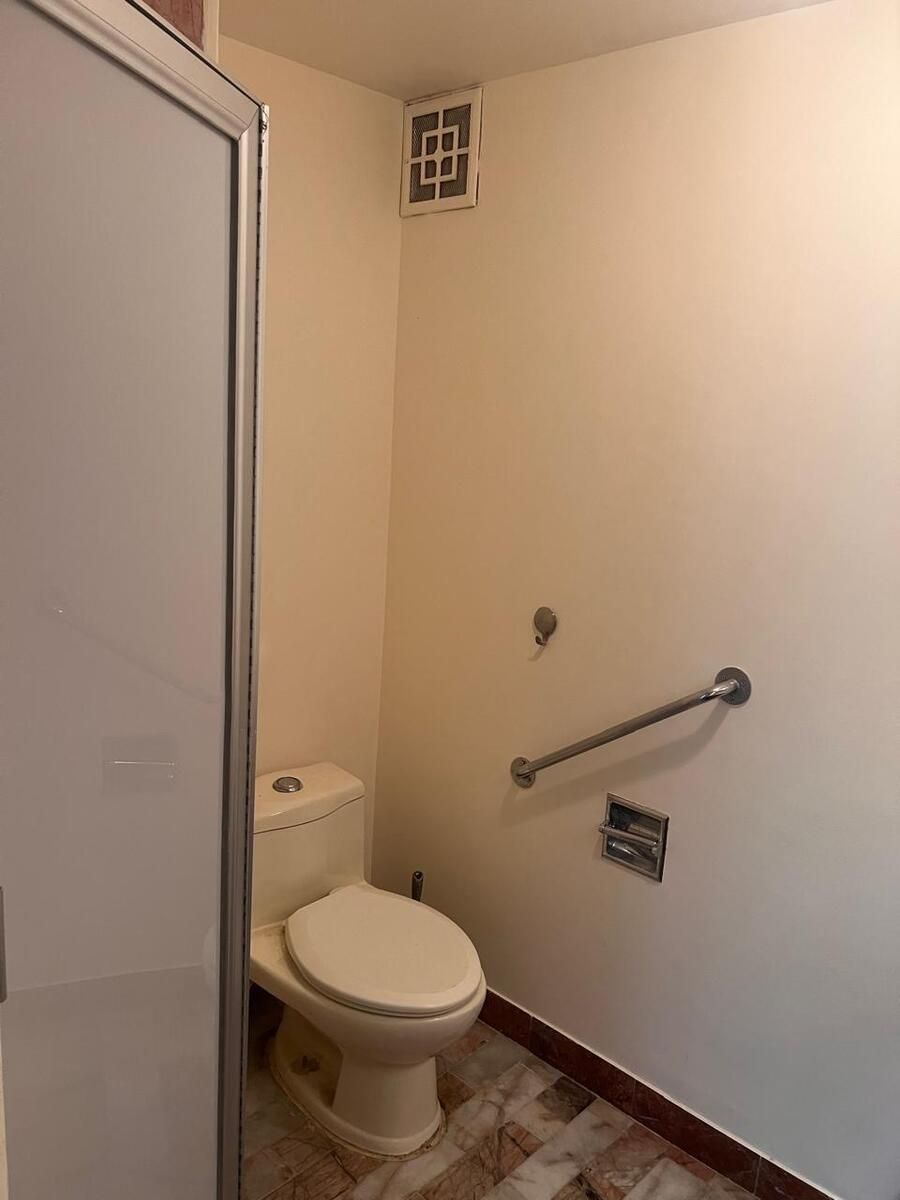 18 de 33: Baño completo para 2 recamaras secundarias y visitas