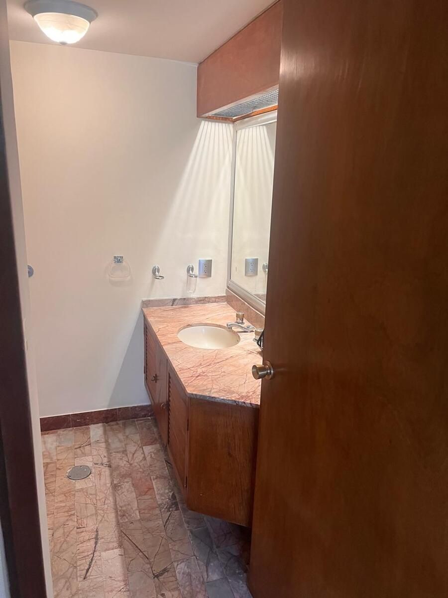 19 de 33: Baño completo para 2 recamaras secundarias y visitas