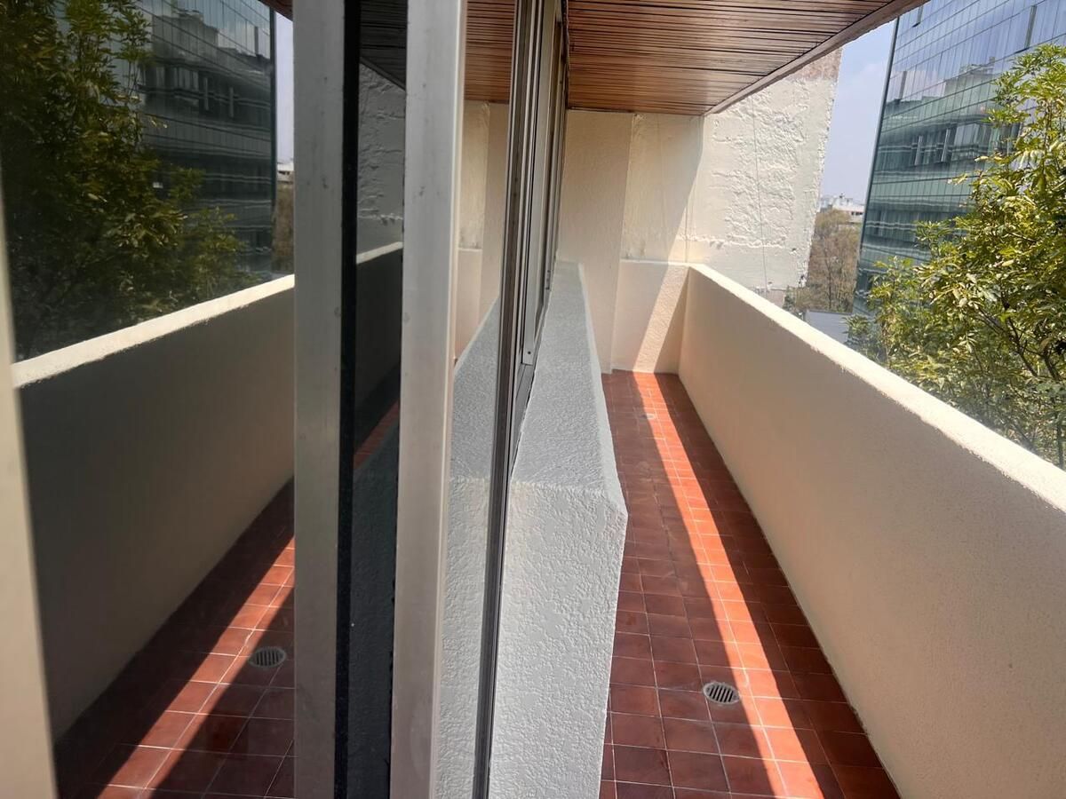 6 de 33: Balcón a lo largo del departamento