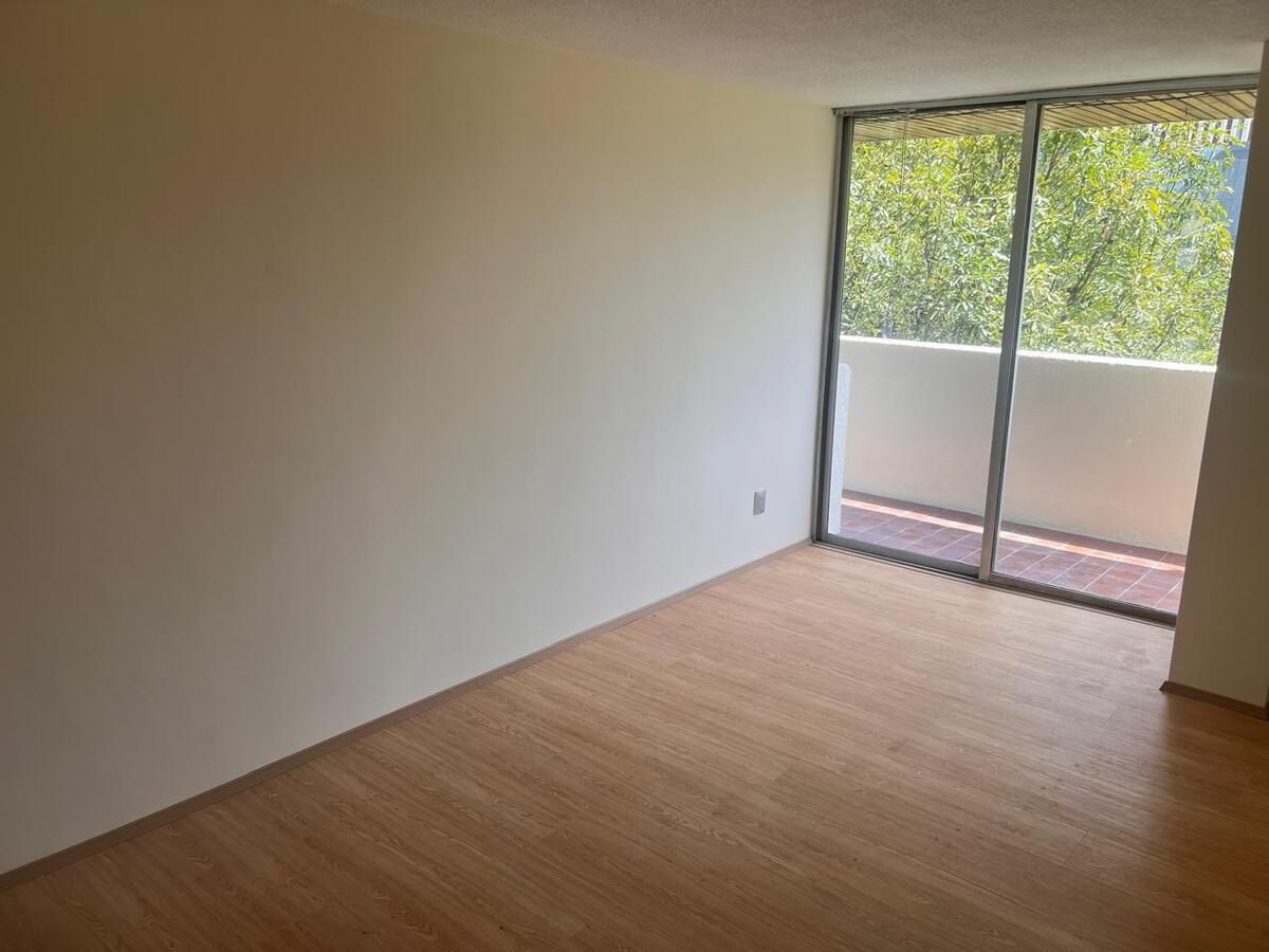 3 de 33: Sala sin muebles