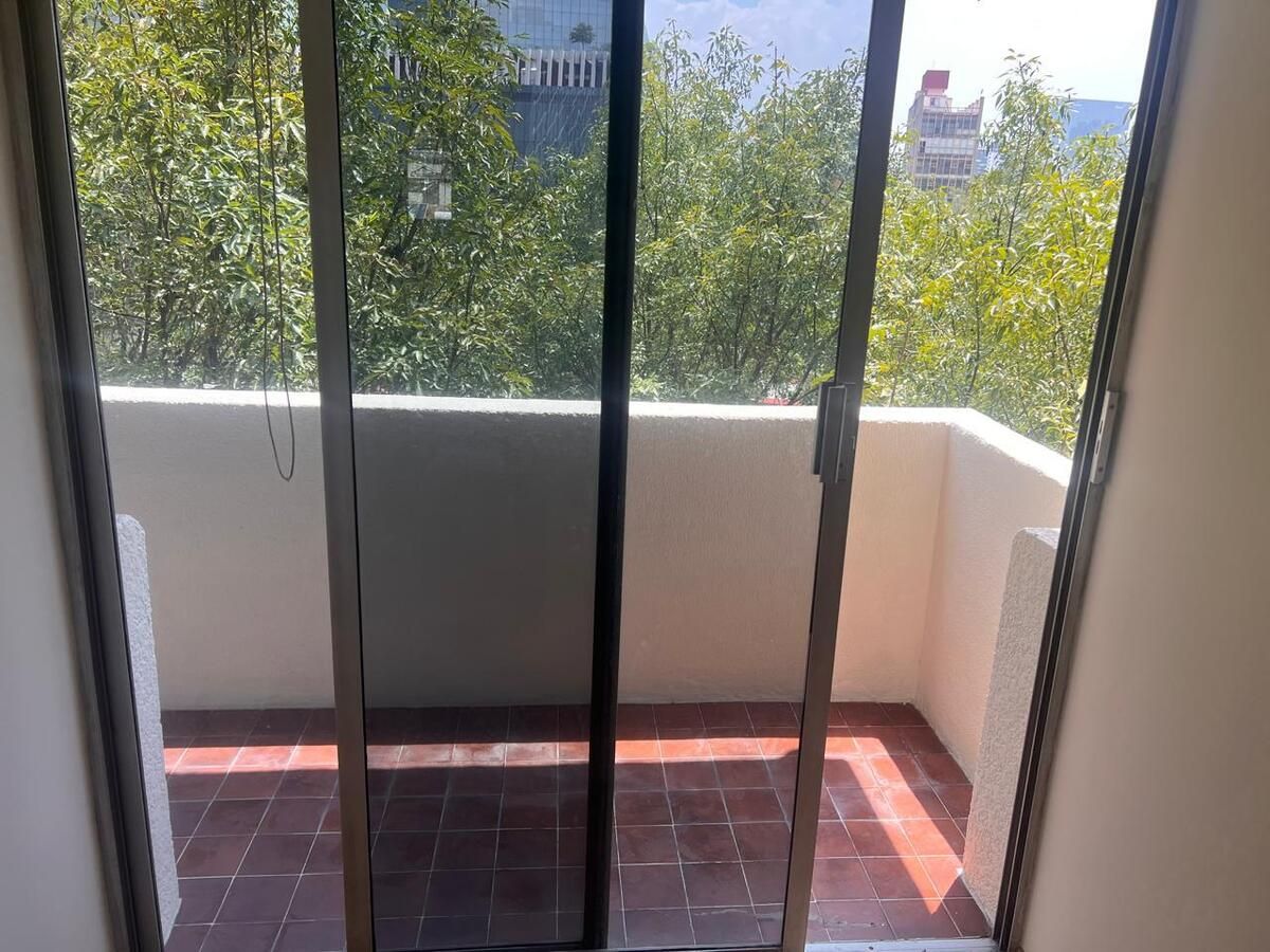 5 de 33: Salida al balcón de la sala