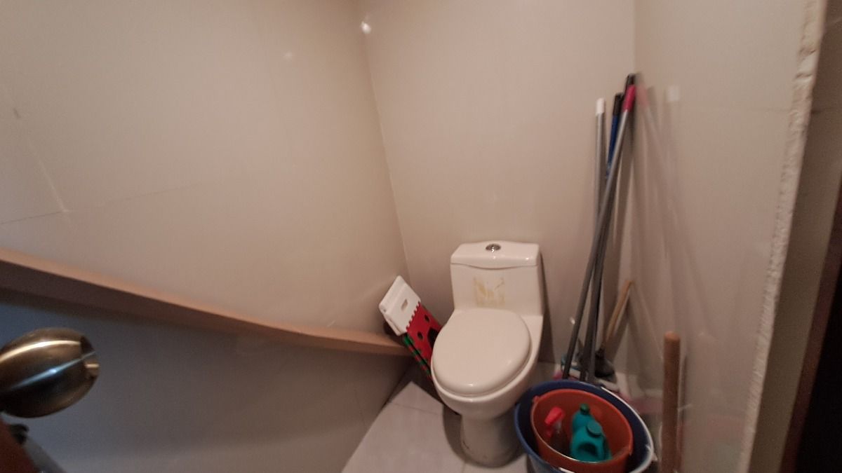 10 de 33: Baño del cuarto de servicio