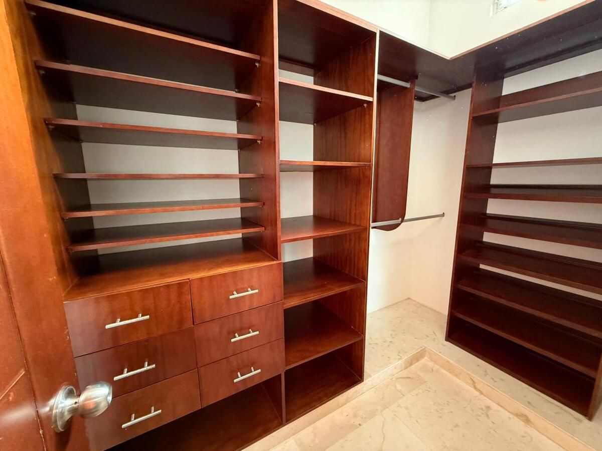 8 de 11: Closet Vestidor Recámara Principal