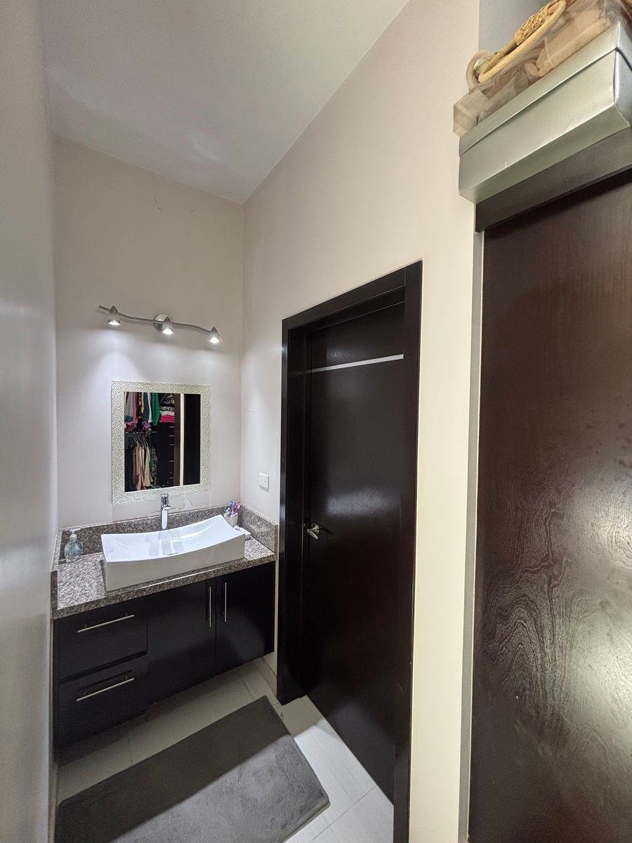 10 de 26: Baño completo y walk in closet