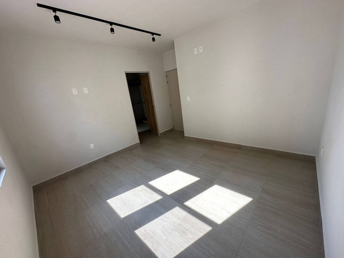 13 of 23: Habitación