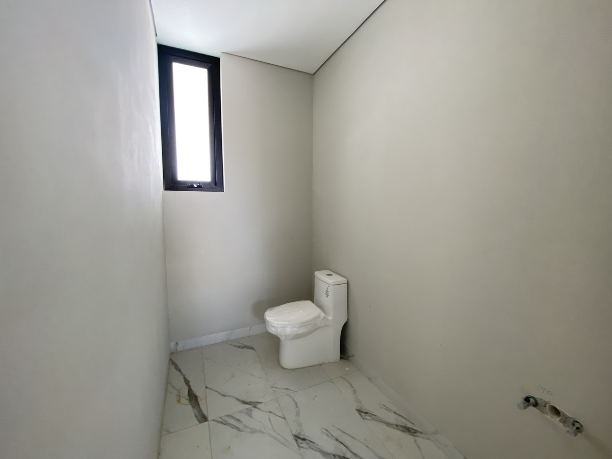 6 of 18: Medio baño