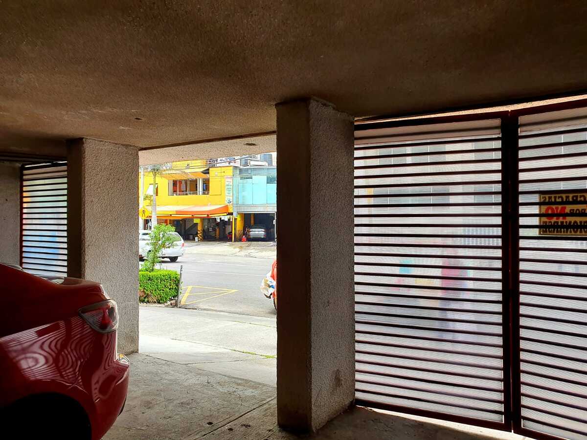 8 de 12: Estacionamiento