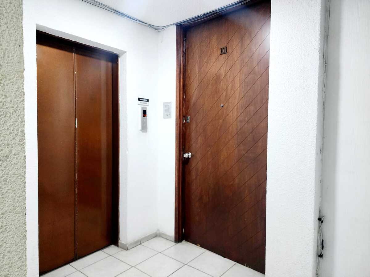 10 de 12: Puerta acceso oficina