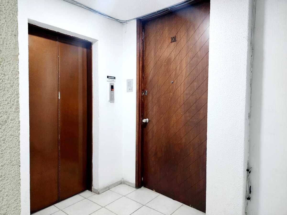 10 de 13: Puerta acceso oficina