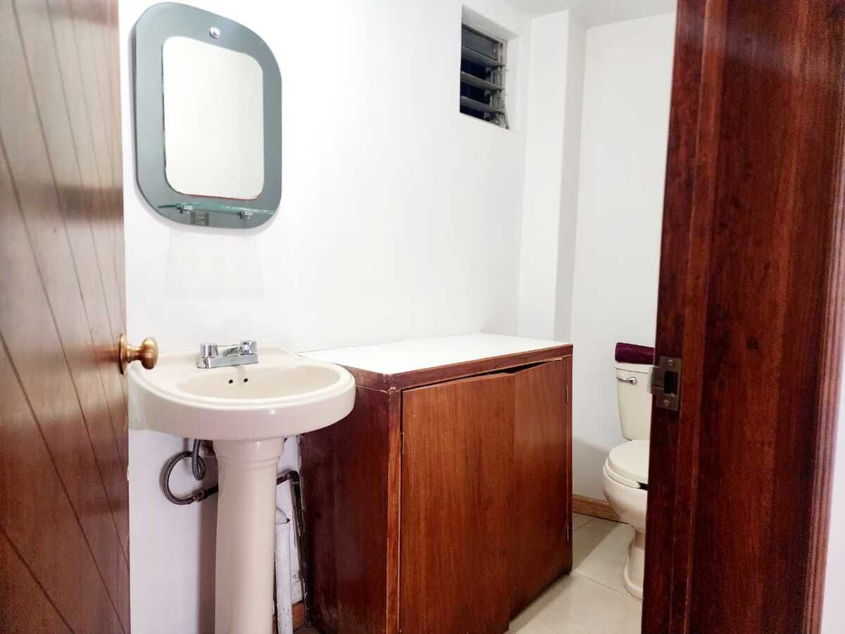 6 de 13: Medio baño