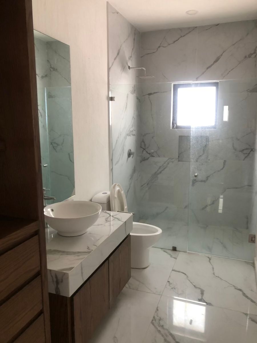 11 of 19: Baños rec sec