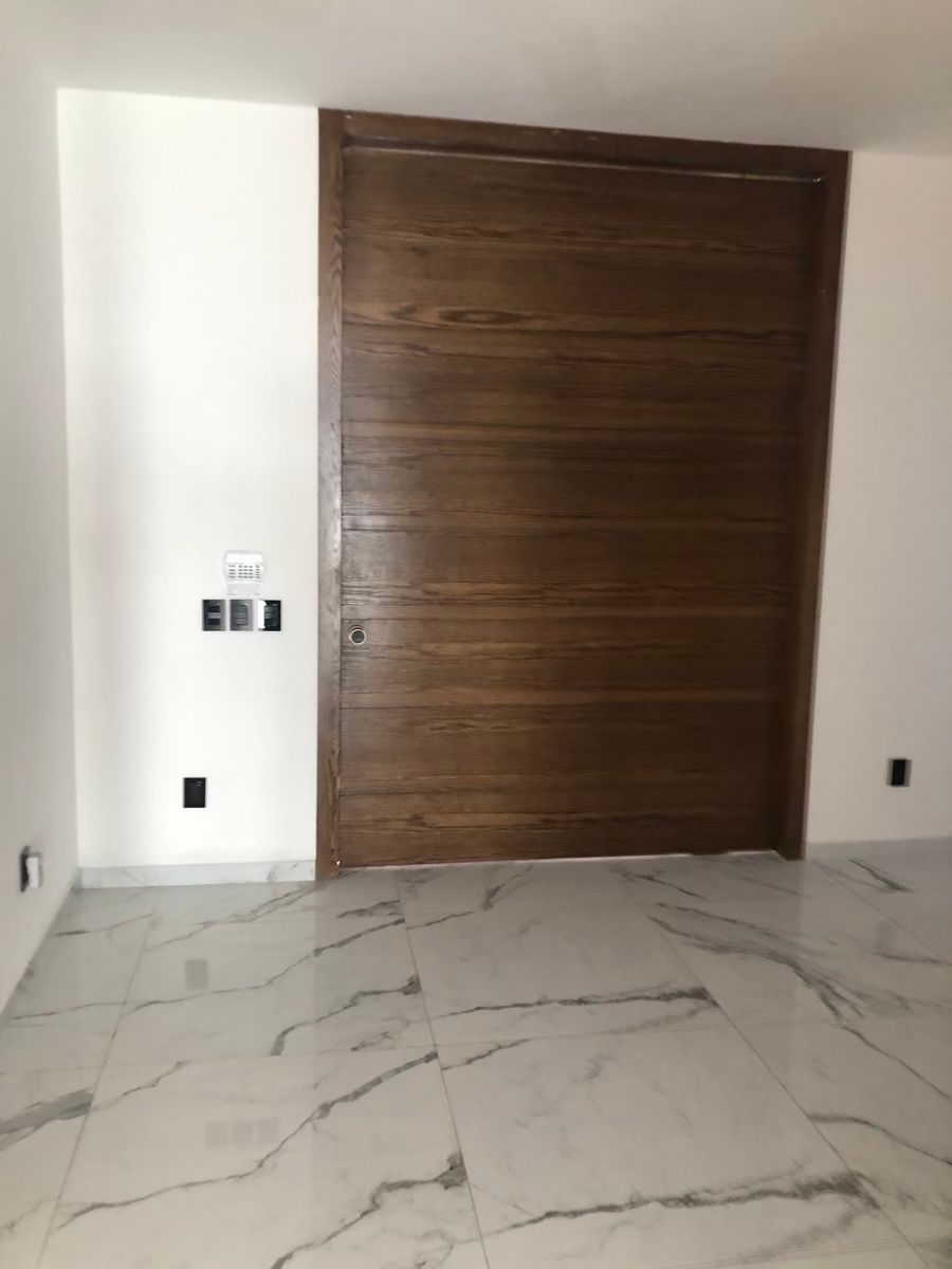 12 of 19: Puerta principal