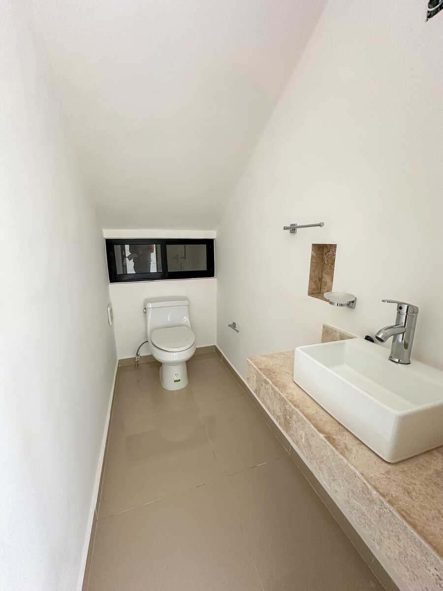 4 de 16: Medio Baño de Visitas