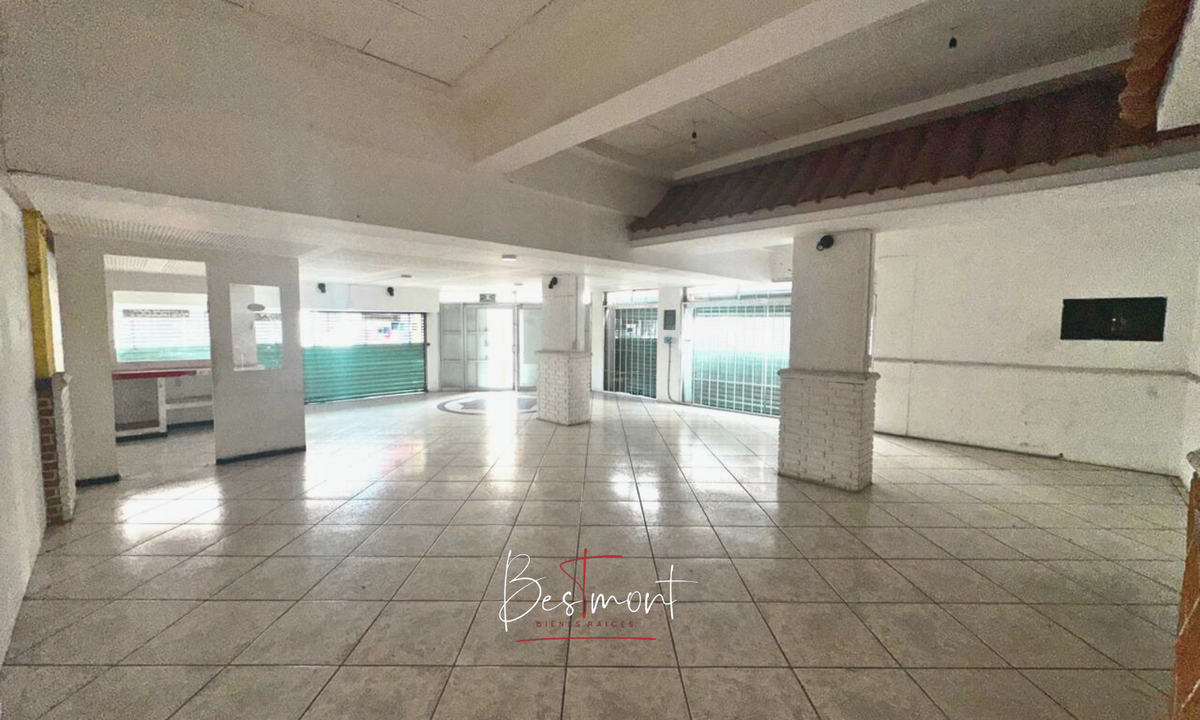 3 de 9: Interior local