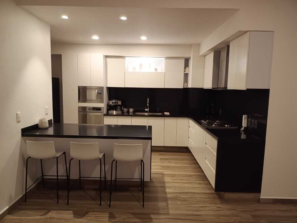 2 de 8: Vista frontal cocina con barra