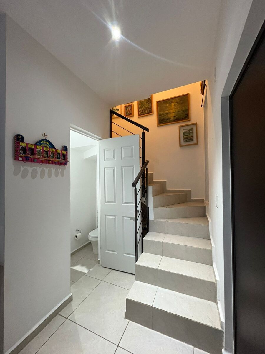 4 of 15: recibidor - escaleras