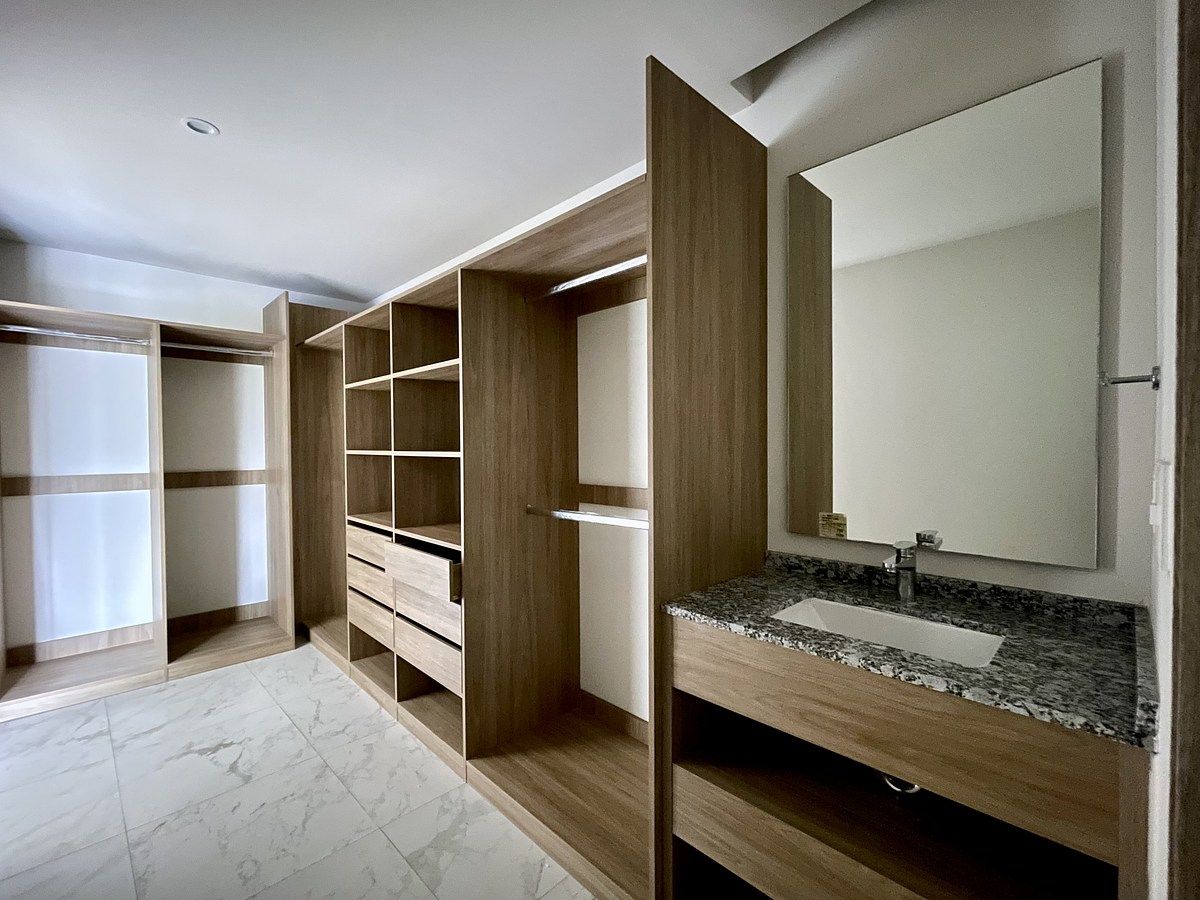 24 de 28: Vestidor de la recámara principal