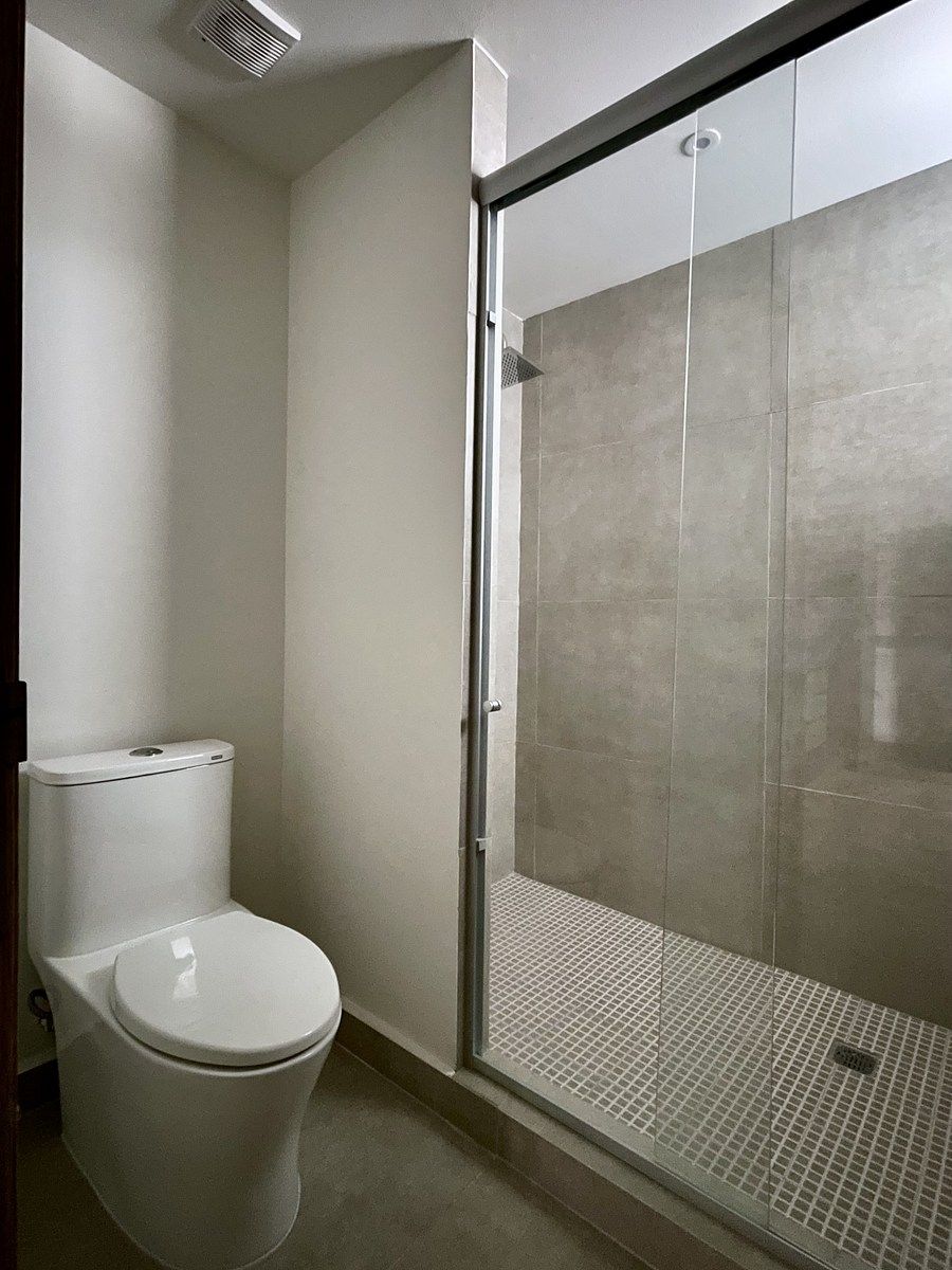 25 de 28: Baño de la recámara principal