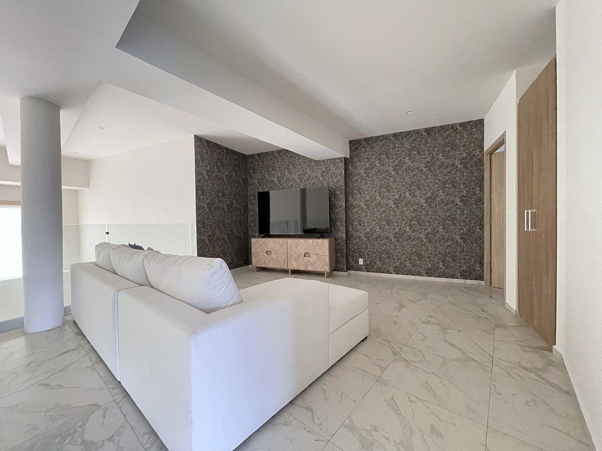 19 de 28: Sala de televisión con pantalla UHD de 75"