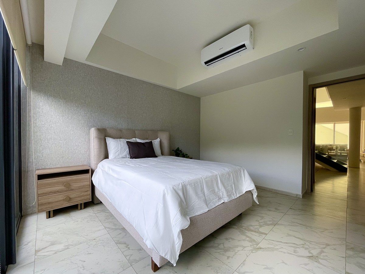 14 de 28: Cama matrimonial en la recámara de planta baja