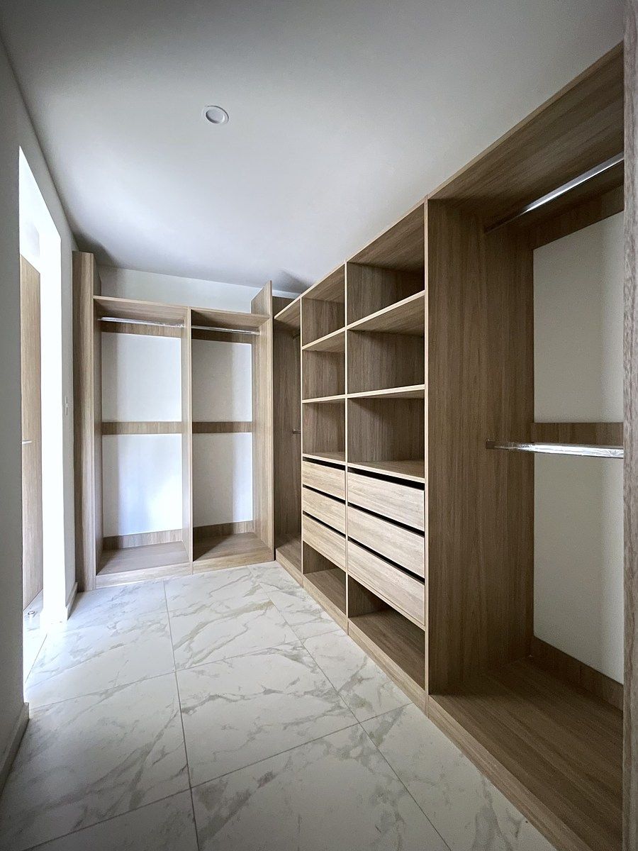 16 de 28: Vestidor de la recámara en planta baja