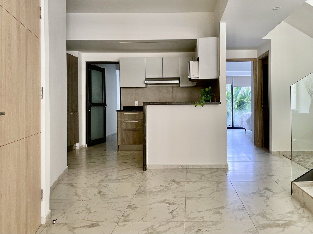 7 de 28: Cocina con barra de servicio