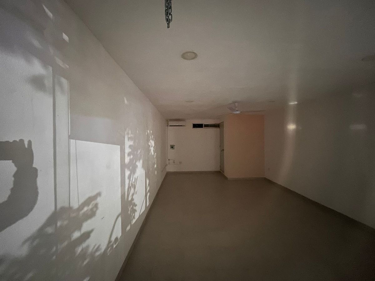 1 of 2: Local de $10,000