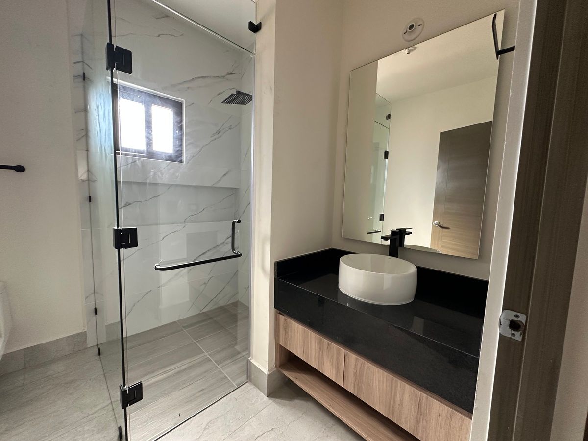 18 de 21: Baño Secundario 1