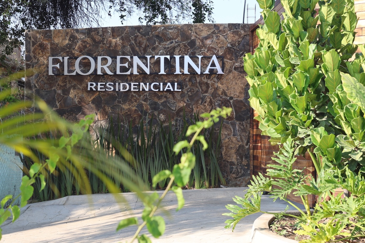 6 of 35: Portón de acceso en madera de parota