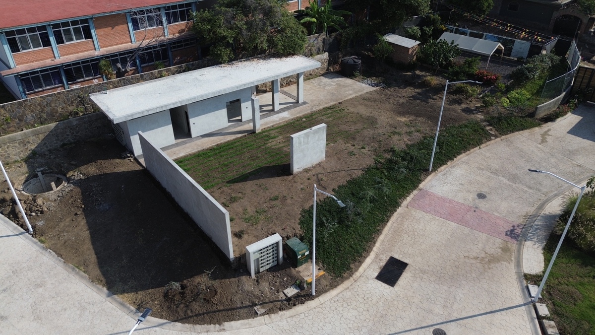 15 of 35: Areas comues en construcción