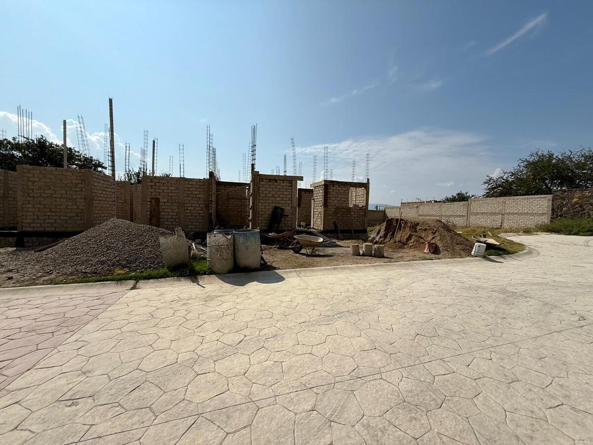 25 of 35: Casa 38 en construcción