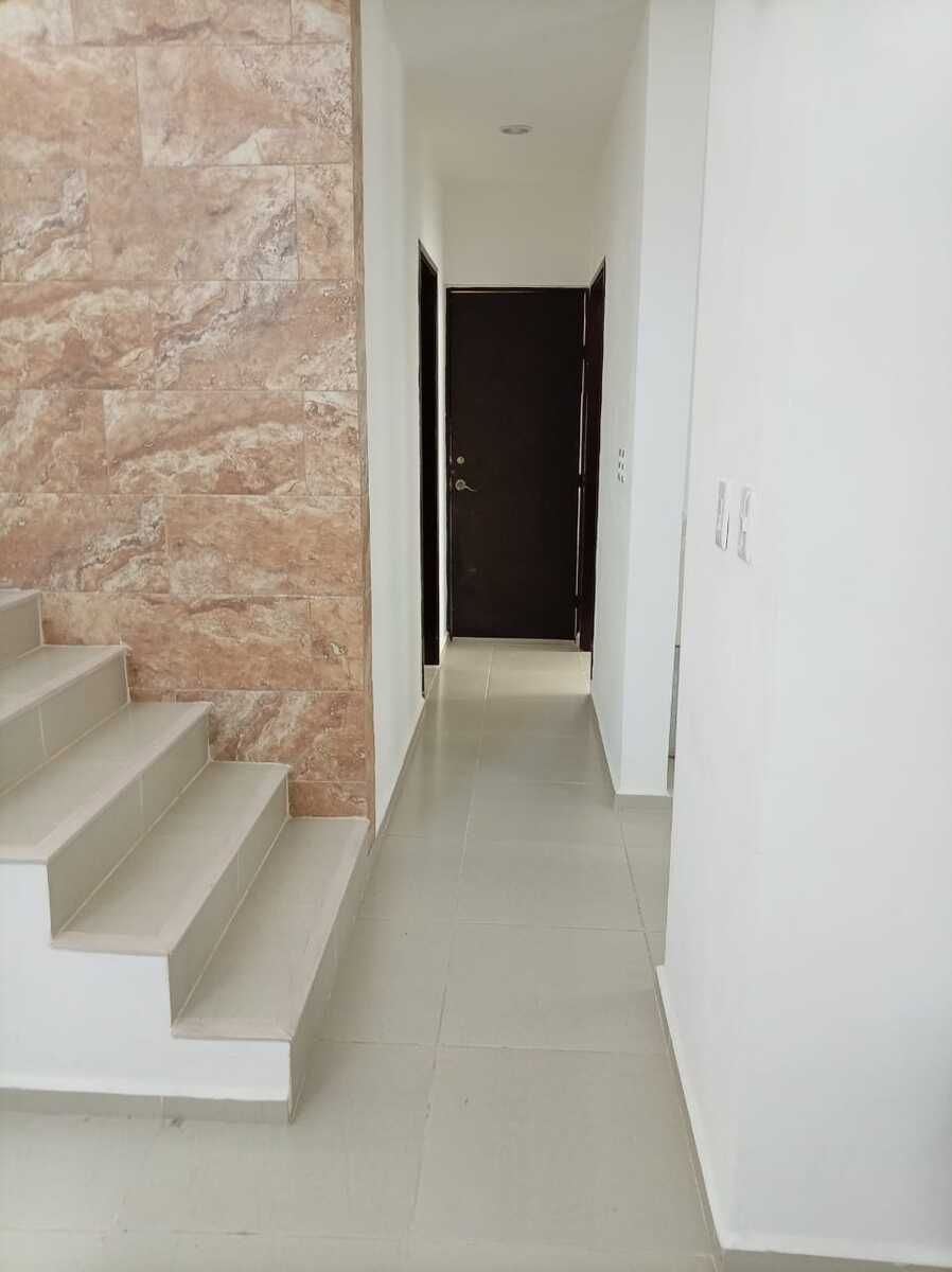 6 de 32: Pasillo hacia la recamara en PB