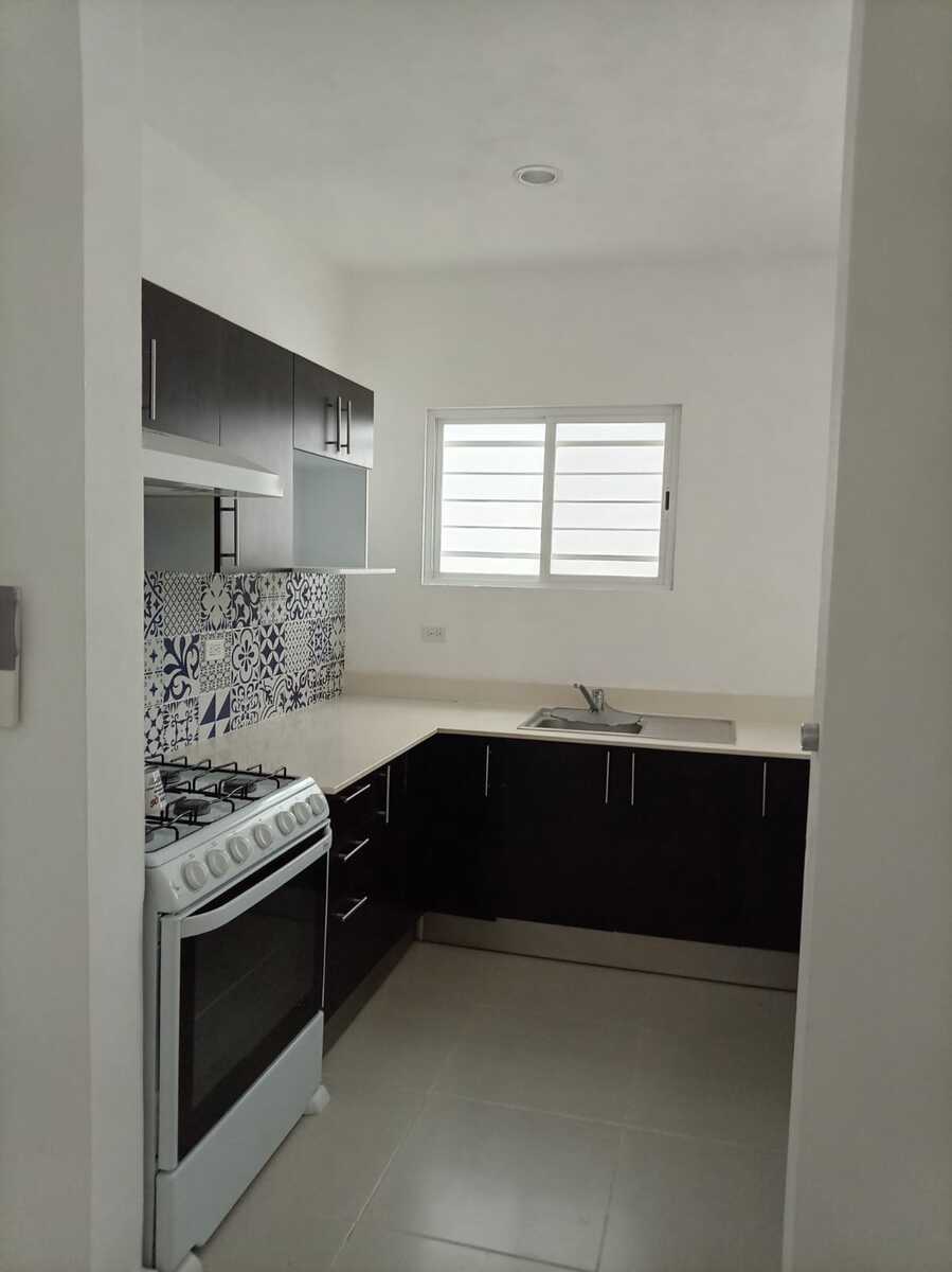 3 de 31: Cocina con estufa, campana y alacenas