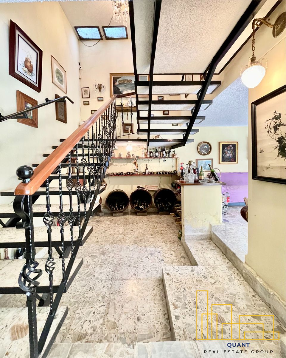 19 de 50: Escalera a planta alta